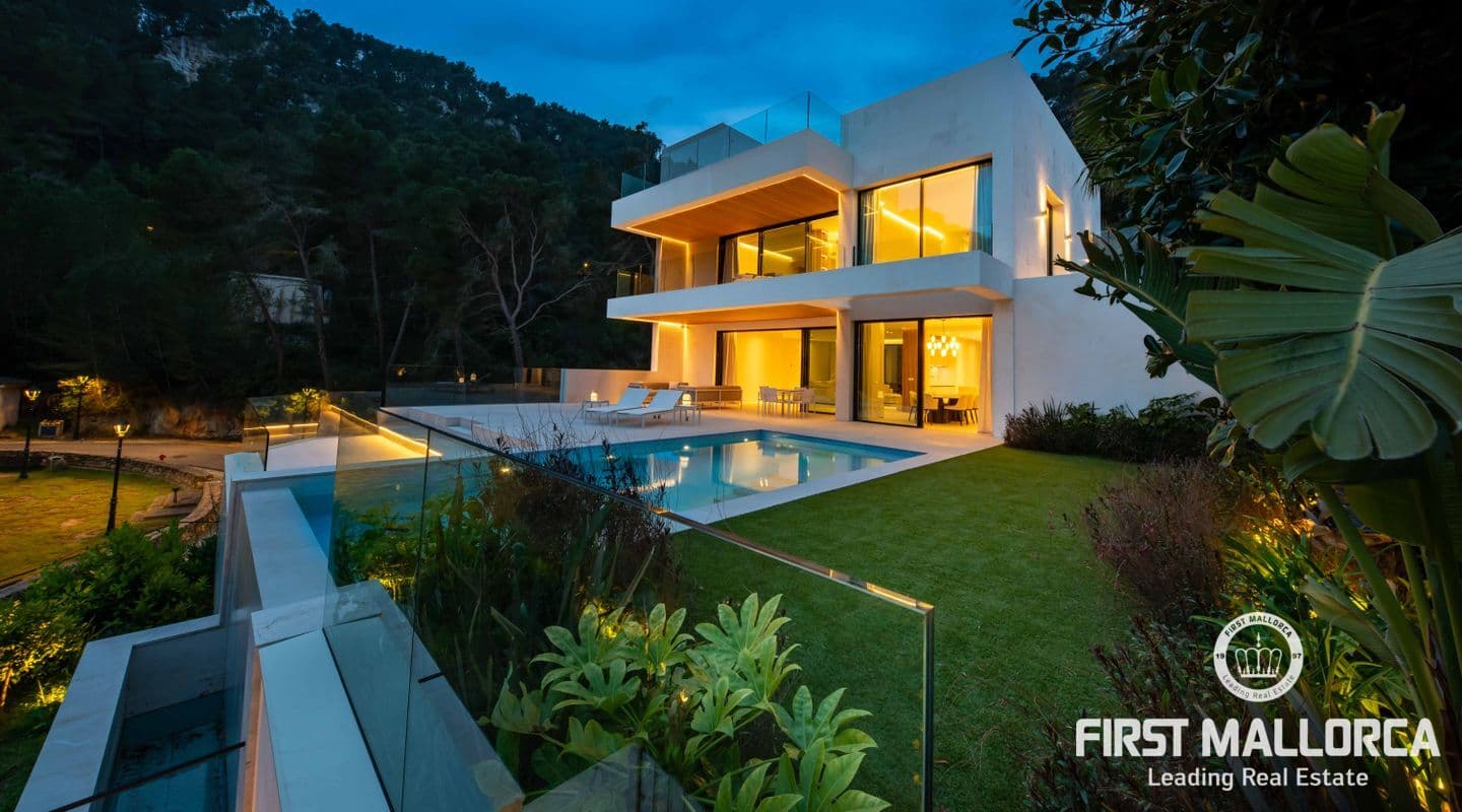 Modern Five-Bedroom Villa with Panoramic Views in Son Vida