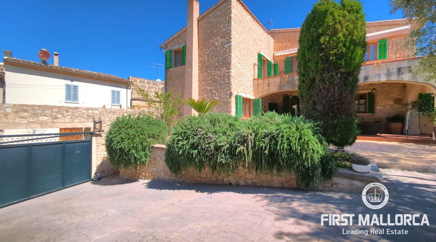 Spacious 5-Bed Townhouse with Garden in Montuïri