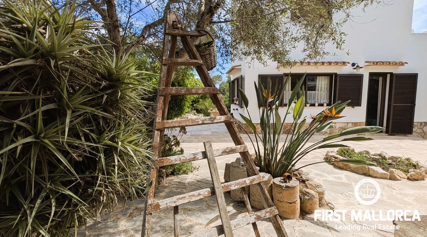 Charming Four-Bed House Near Cala Llombards