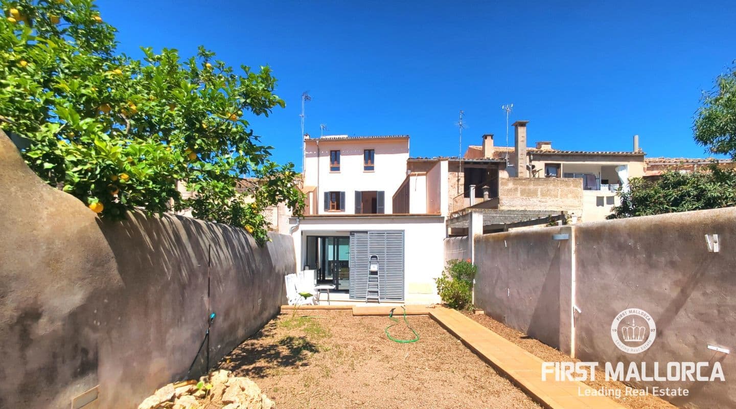Renovated Five-Bedroom Townhouse in Central Llucmajor