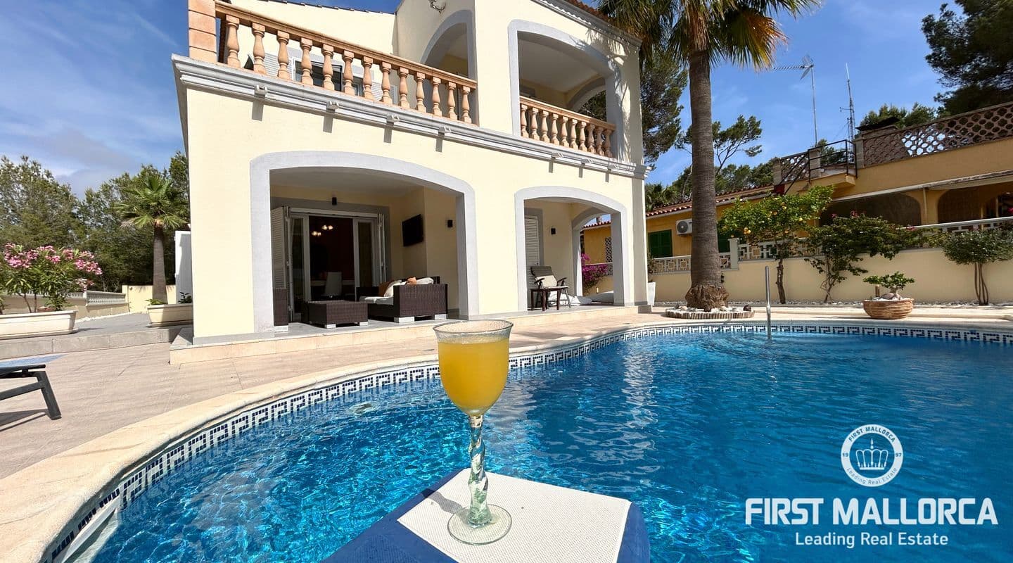 Elegant 5-Bedroom House with Private Pool in El Toro