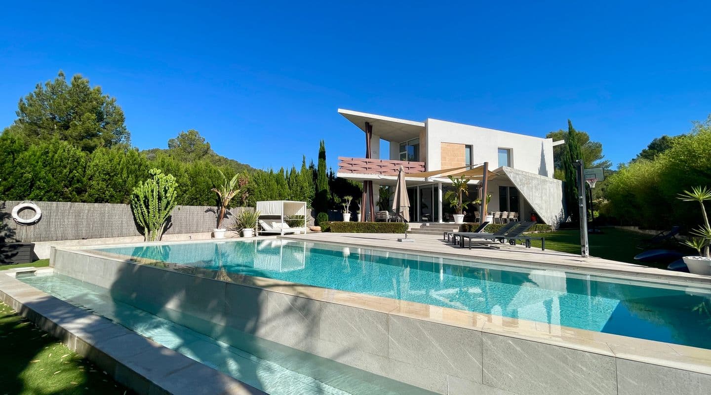 Contemporary Four-Bedroom Villa in Peaceful Crestatx