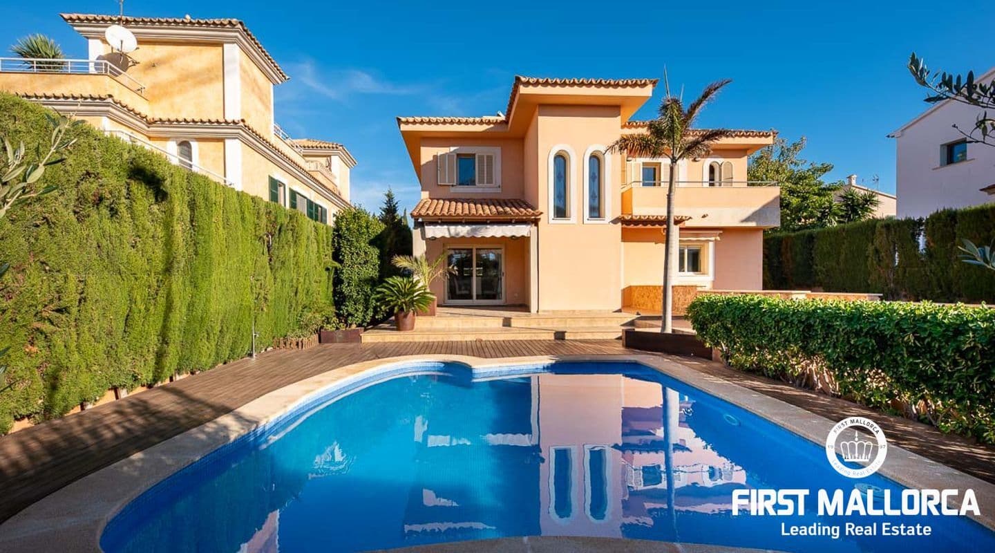 Five-Bedroom Semi-Detached House with Pool in Puig de Ros