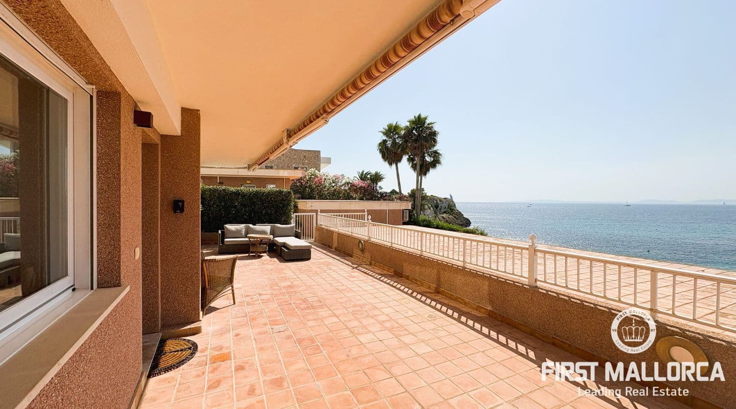 Seafront Apartment with Panoramic Sea Views in Cala Blava