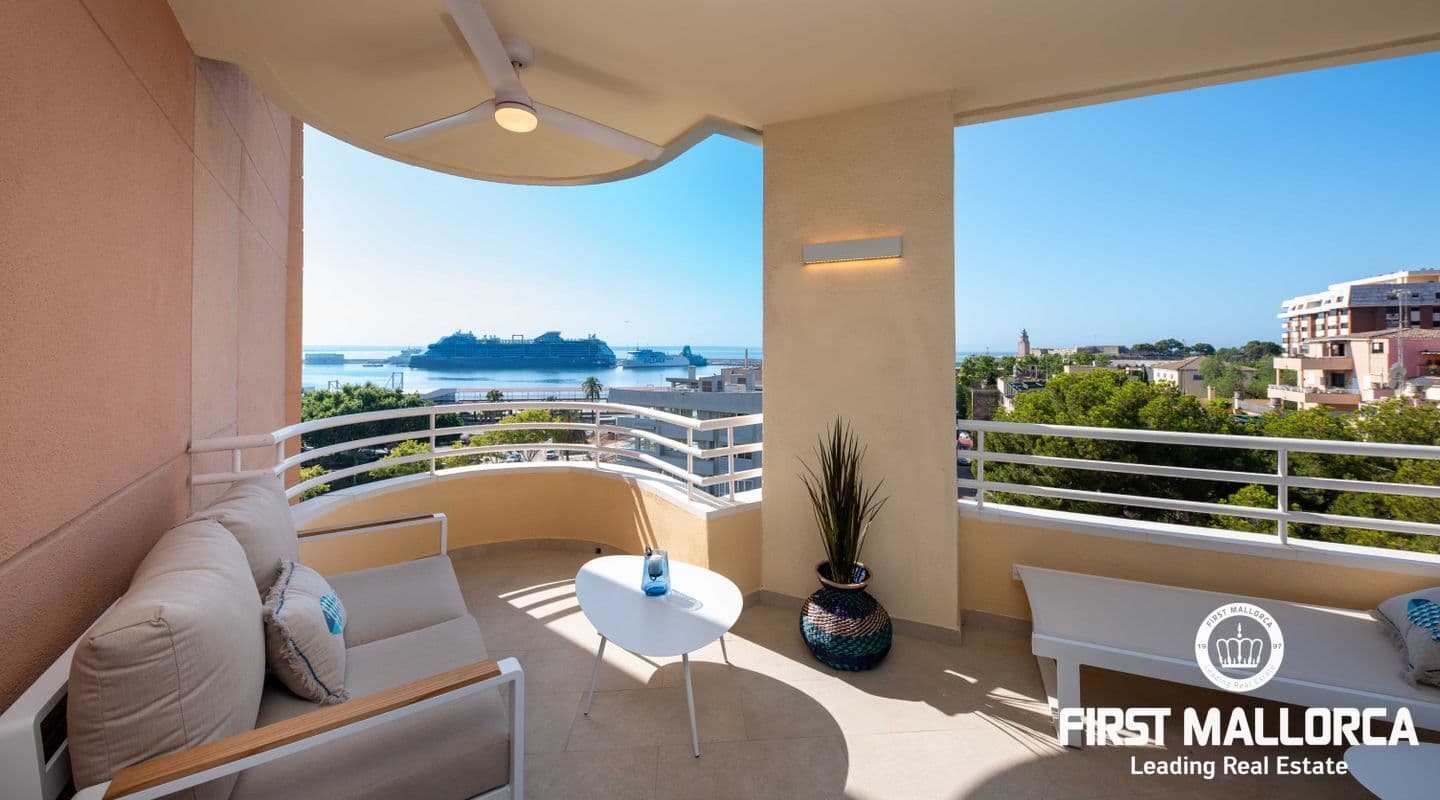 Refurbished Three-Bedroom Apartment with Sea Views in Palma