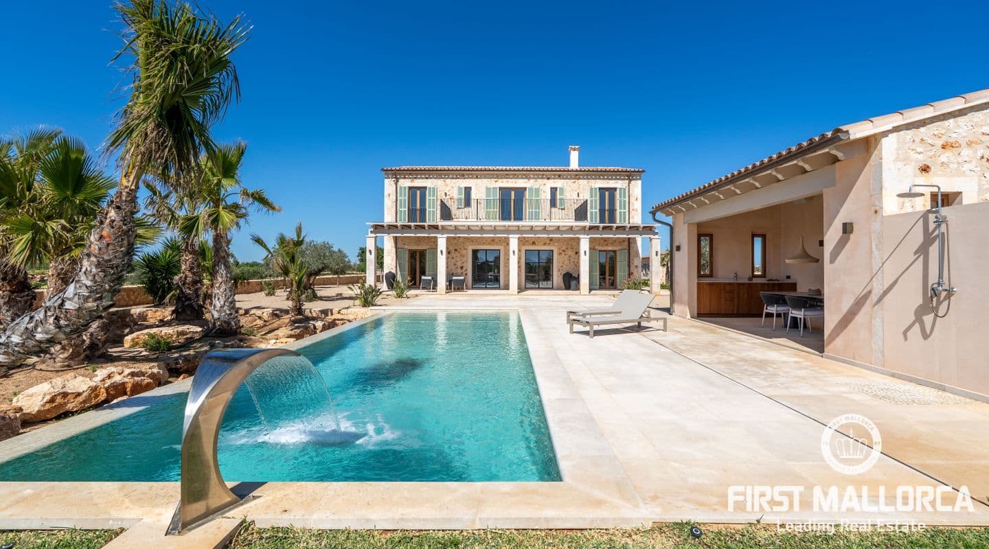 Prestigious Five-Bed Country House with Pool near Llombards