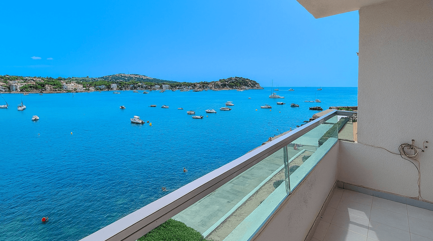 Seafront Apartment and Studio with Stunning Bay Views