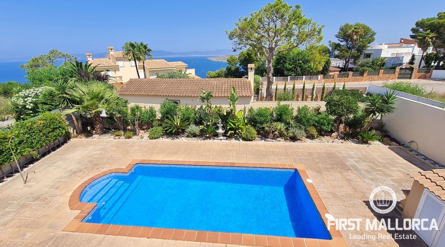 Bright Villa with Sea Views and Pool in Bahía Grande