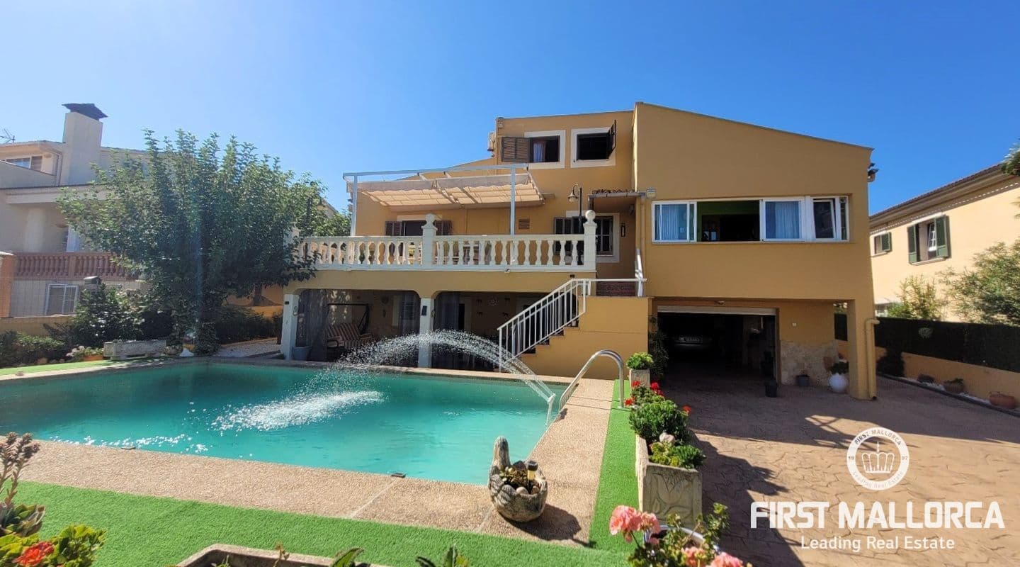 Renovated Five-Bedroom Villa with Pool in Bahía Azul