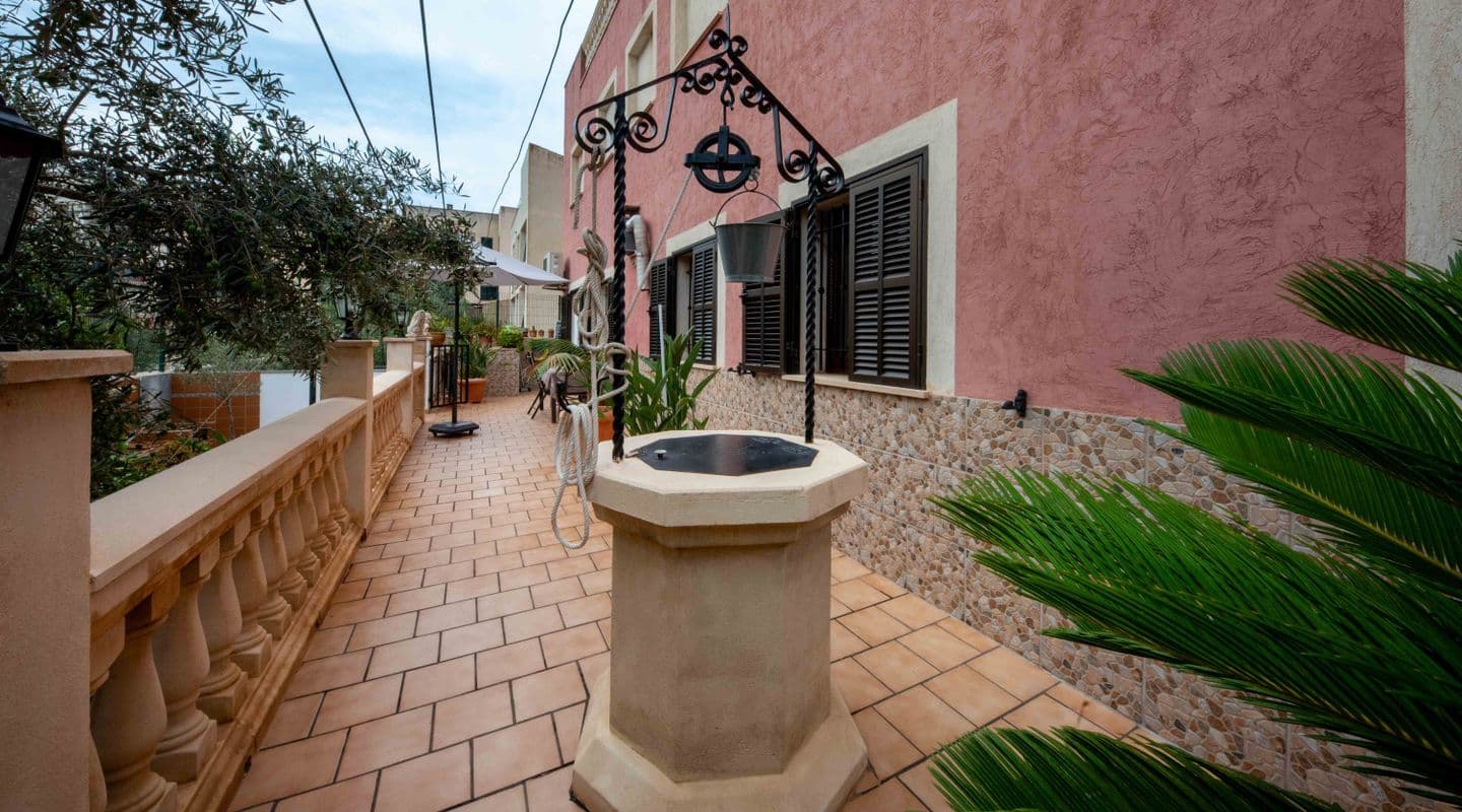 Spacious Four-Bedroom Apartment with Guest Unit in Santanyí