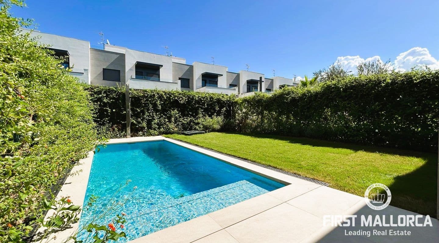 Modern Four-Bedroom House Steps from the Beach in La Ribera