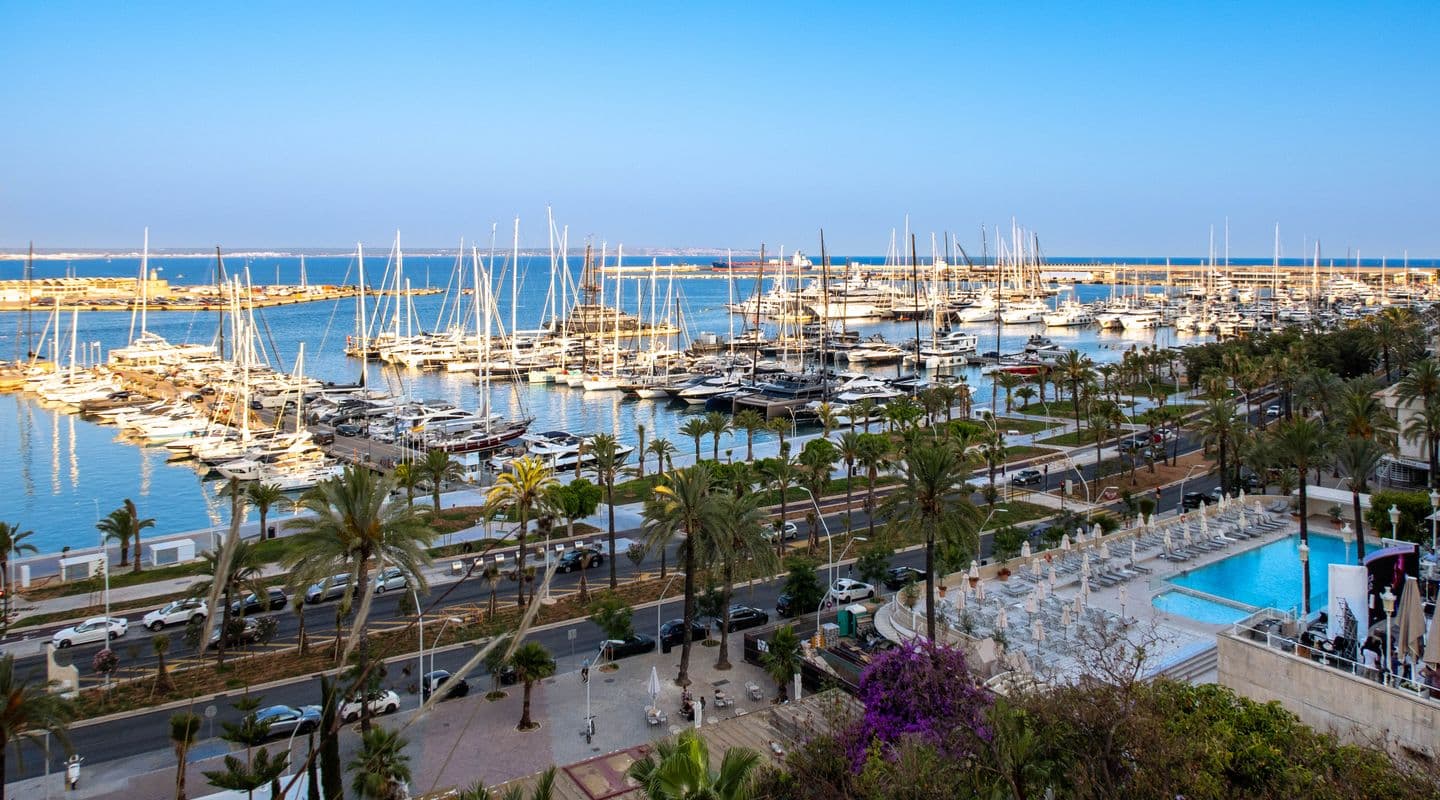 Renovated Four-Bedroom Apartment with Panoramic Views in Palma