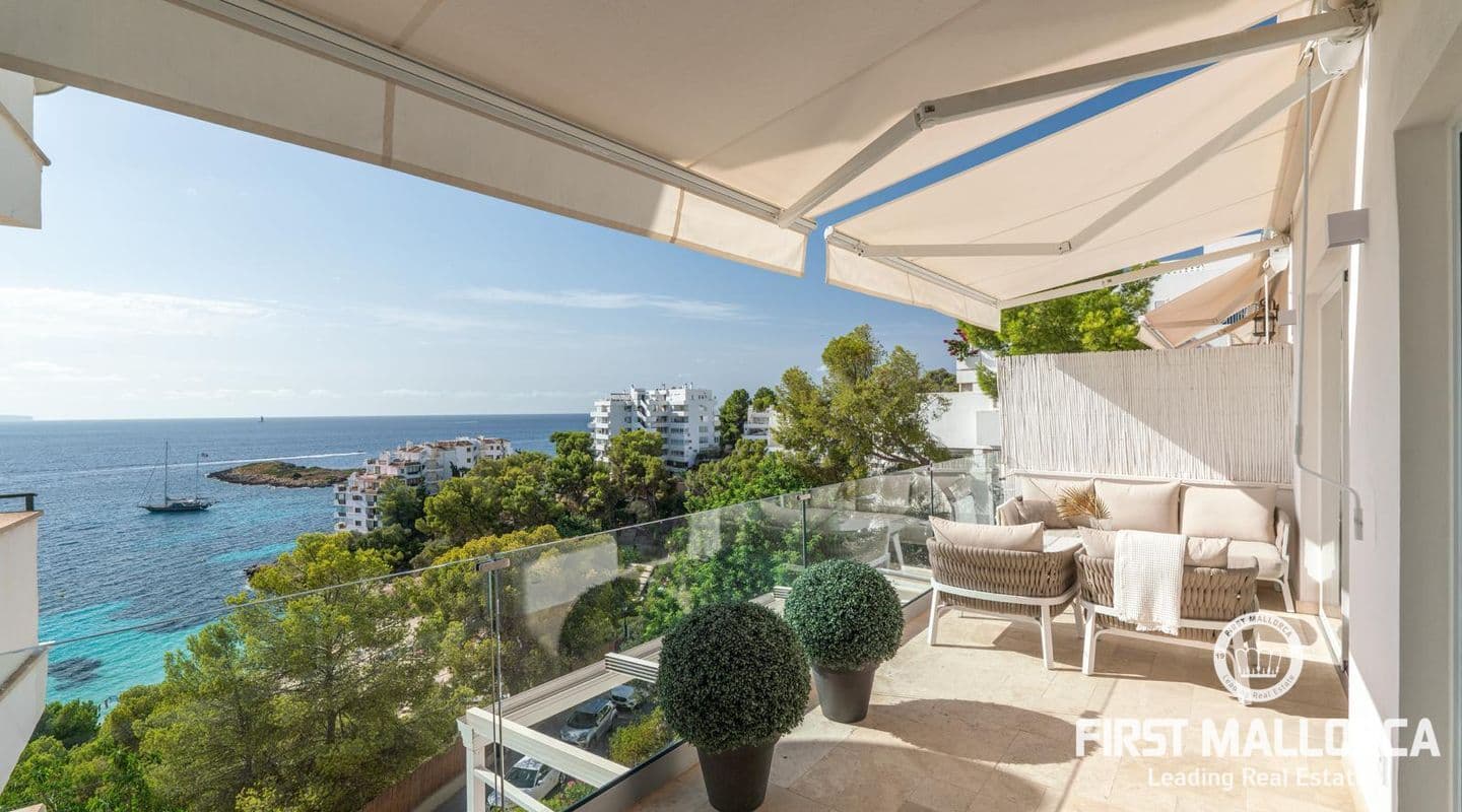 Elegant Two-Bed Apartment with Sea Views in Illetas