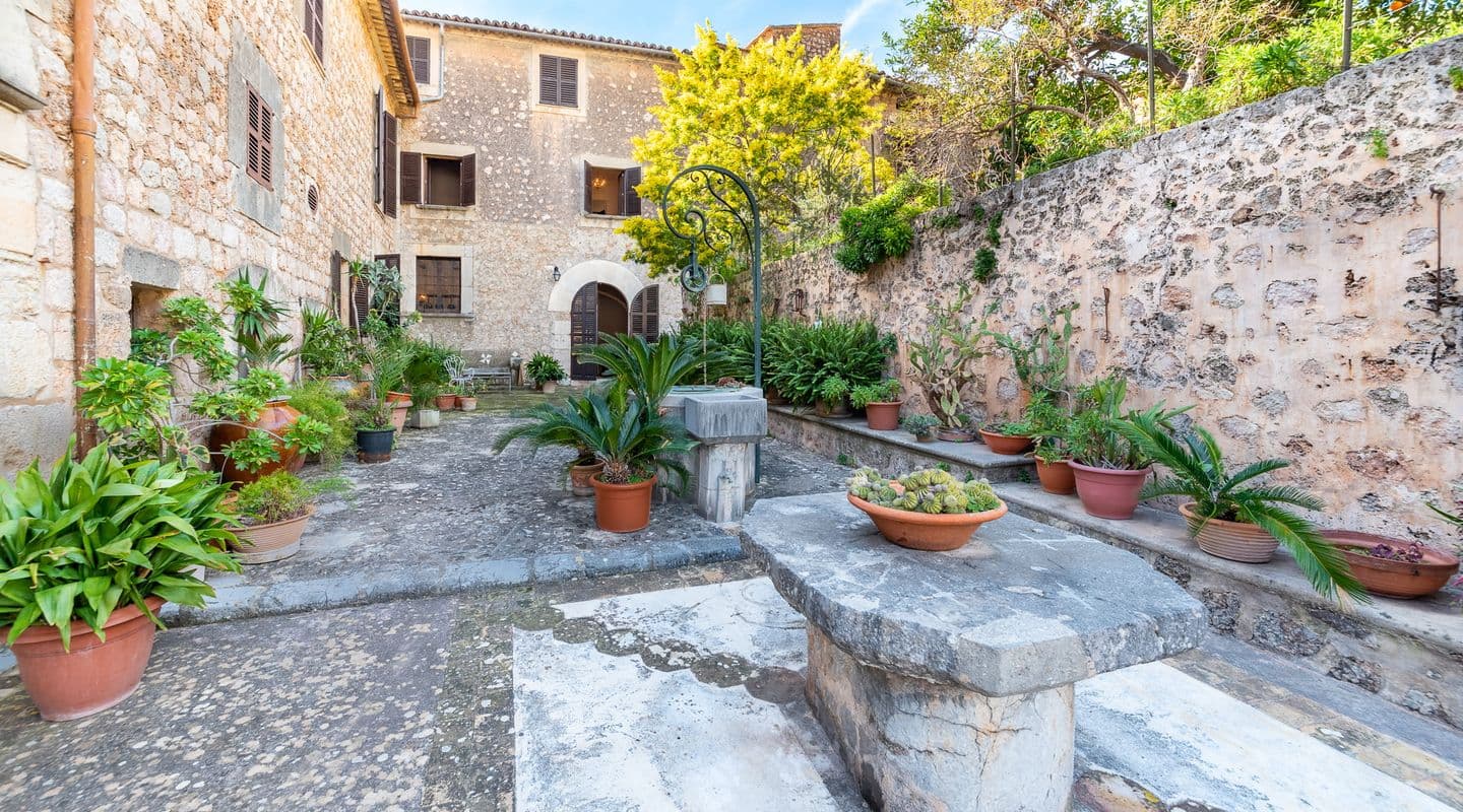 Spacious Eight-Bedroom Historic House in Fornalutx Village