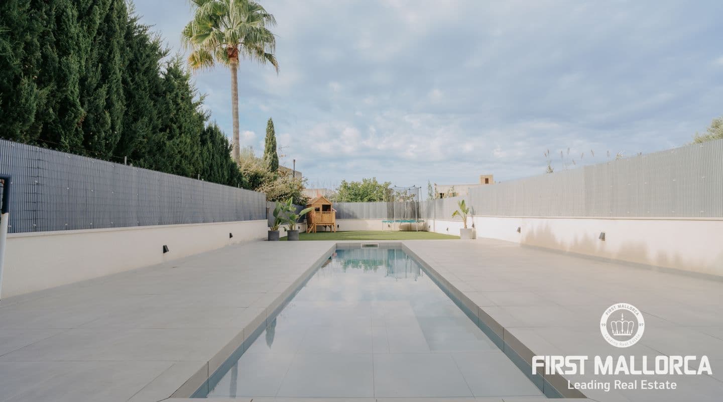 Spacious Four-Bedroom House with Garden and Pool in Pòrtol