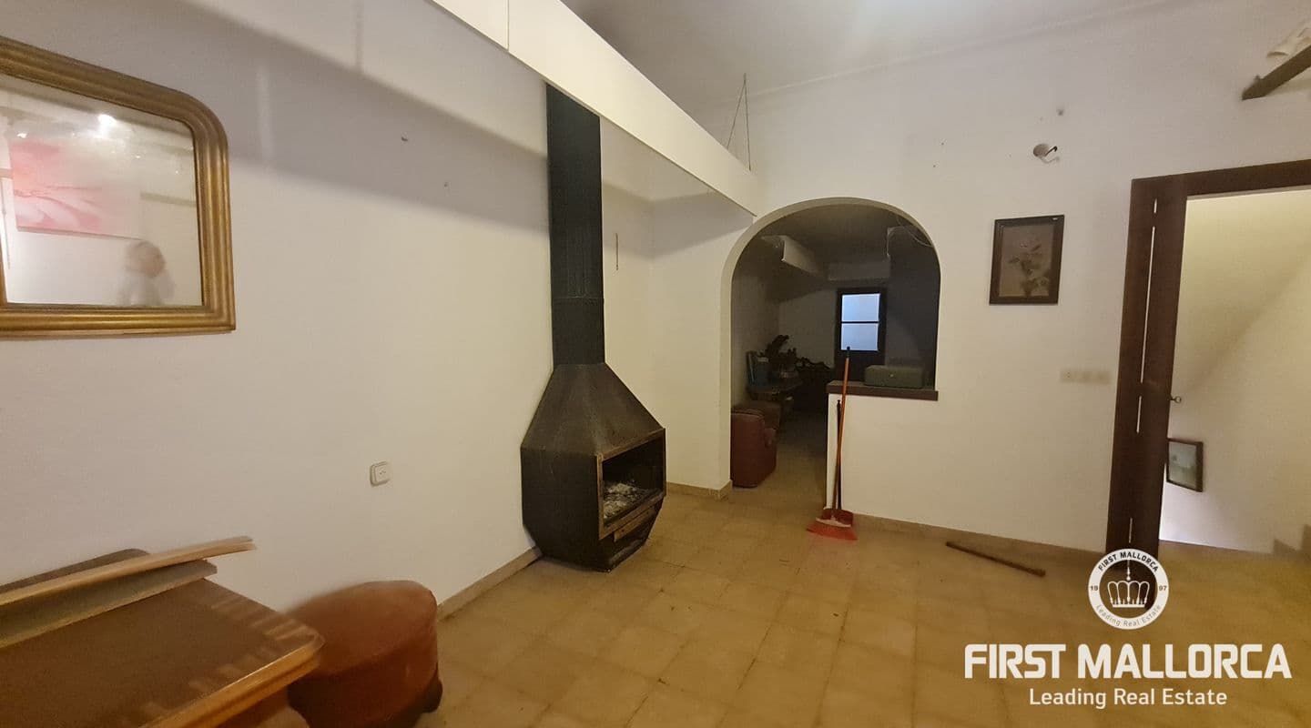 Charming Townhouse with Renovation Potential in Llucmajor