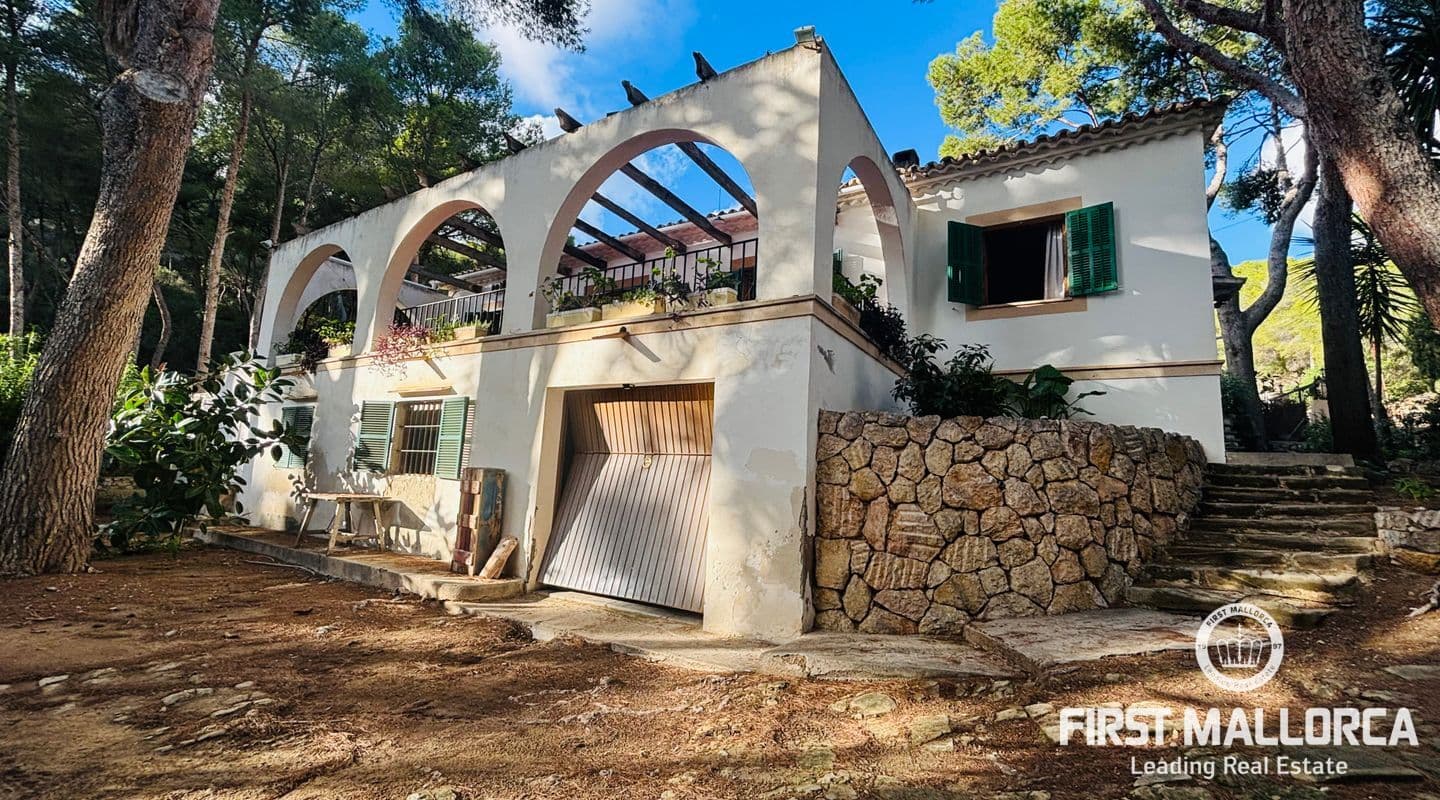 Spacious Four-Bedroom House with Renovation Potential in Costa de La Calma