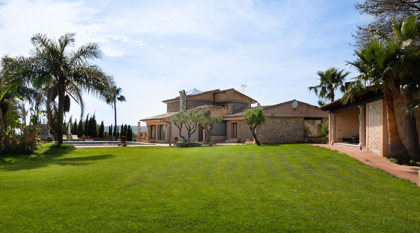 Immaculate Five-Bed House with Countryside and Sea Views in Puntiró