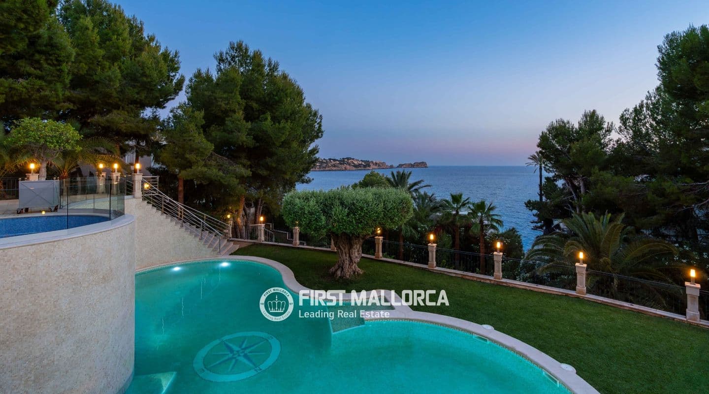 Stunning Seven-Bedroom Villa with Beachfront Location in Costa de La Calma