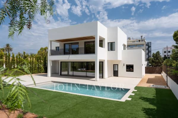 Stunning Five-Bedroom Villa with Sea Proximity in Cala Martina